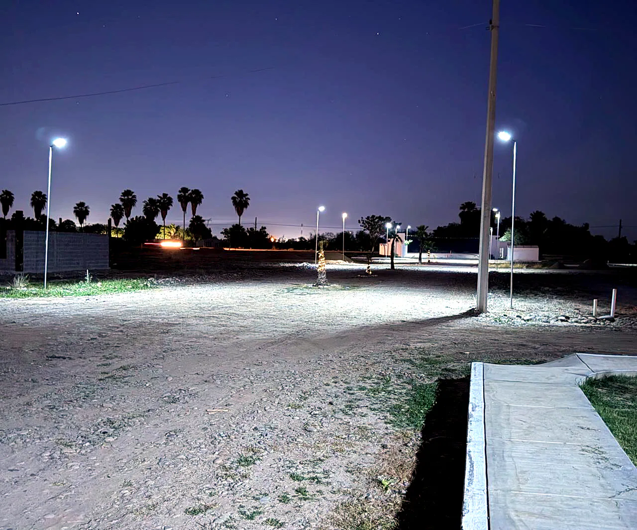 Alumbrado nocturno encendido dentro de Bugambilias